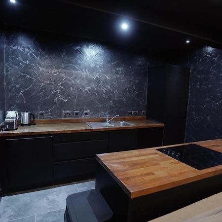 Nero Suite Sleeps Fourteen Manchester Bagian luar foto