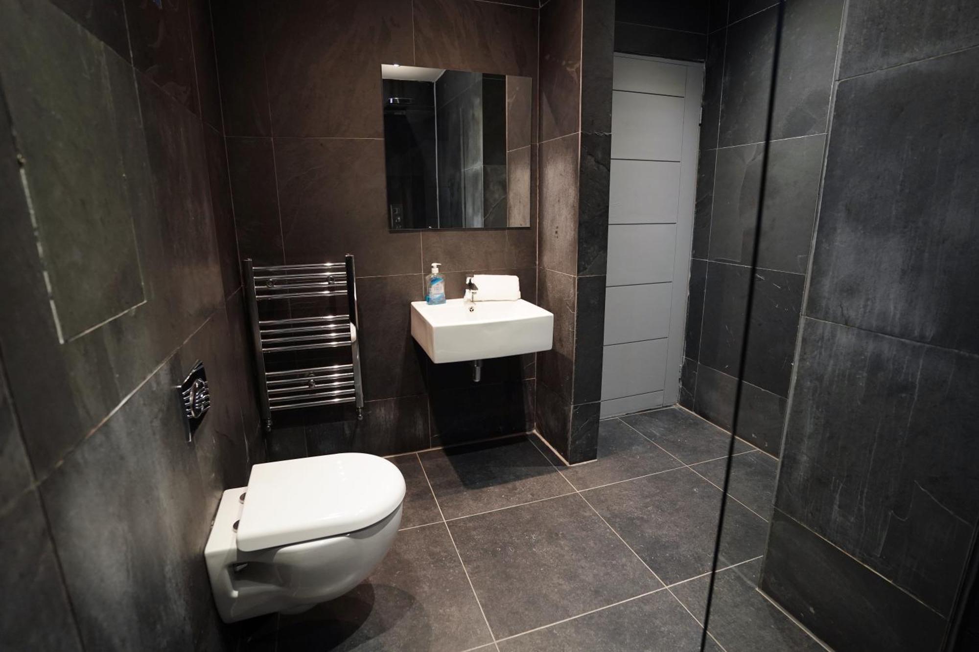Nero Suite Sleeps Fourteen Manchester Bagian luar foto