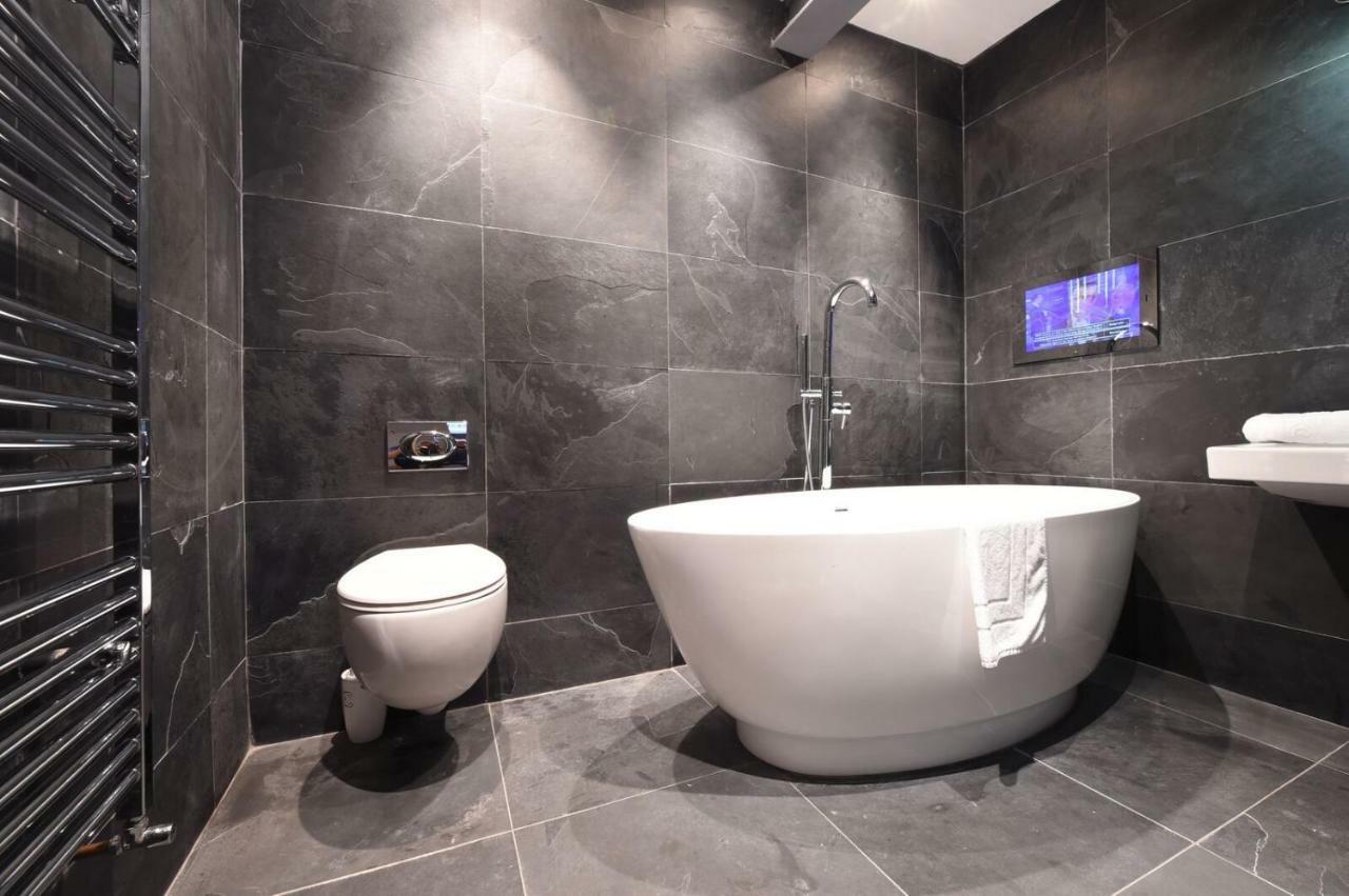 Nero Suite Sleeps Fourteen Manchester Bagian luar foto